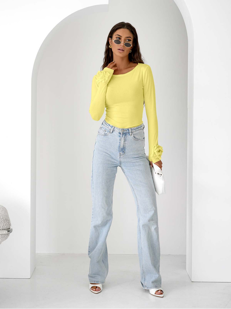 Wiskozowa bluzka z różą na rękawie...