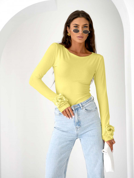 Wiskozowa bluzka z różą na rękawie ELIJA - cytrynowa