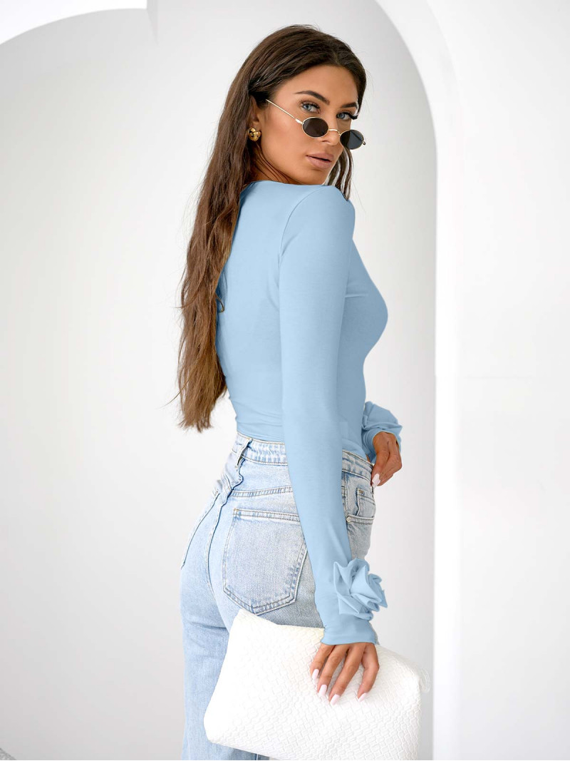 Wiskozowa bluzka z różą na rękawie ELIJA - błękitna