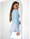 Wiskozowa bluzka z różą na rękawie ELIJA - błękitna