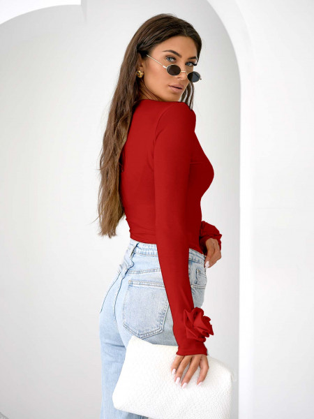 Wiskozowa bluzka z różą na rękawie ELIJA - czerwona