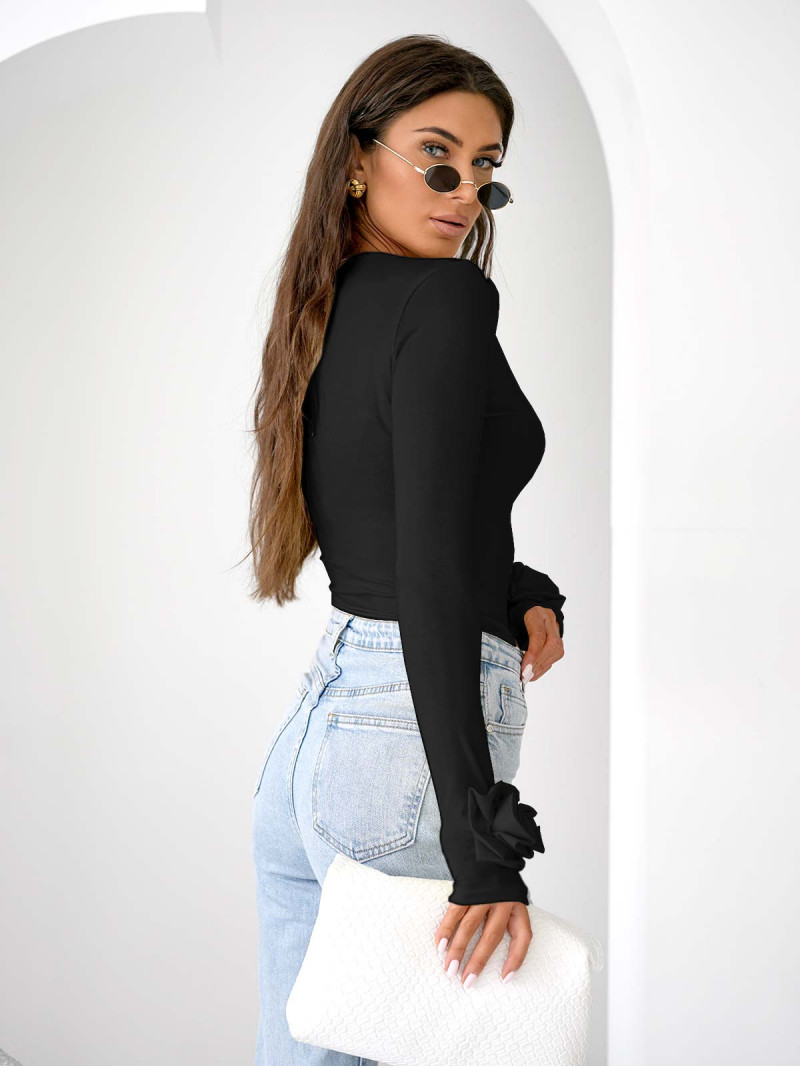 Wiskozowa bluzka z różą na rękawie ELIJA - czarna