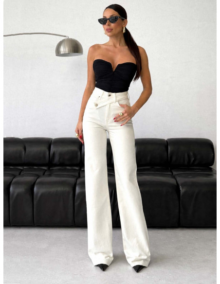 Spodnie jeansy z asymetrycznym pasem HASSIE - białe