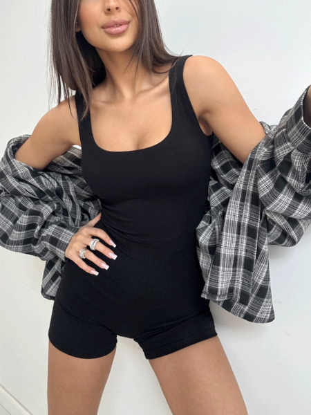 Krótki sportowy kombinezon na ramiączkach TOSSI - czarny