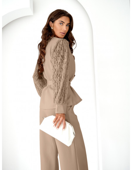 Komplet bluzka z rękawami z koronki i spodnie ROST - mocha mousse