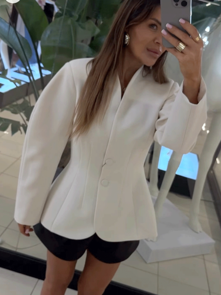 Elegancka taliowana marynarka MARTIE - marcepanowa