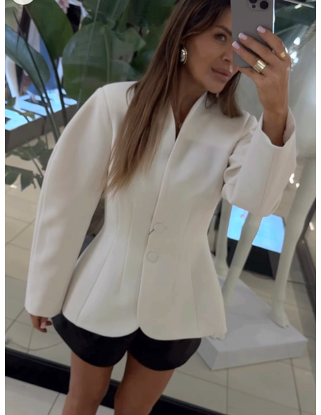 Elegancka taliowana marynarka MARTIE - marcepanowa