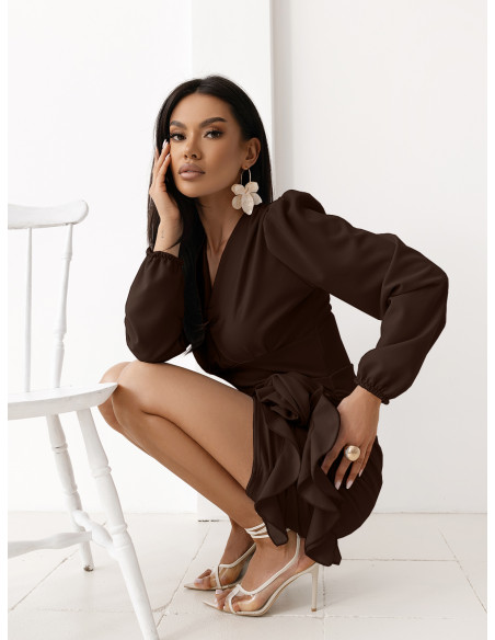 Marszczona sukienka z ozdobnym kwiatem HASJA - czekoladowa