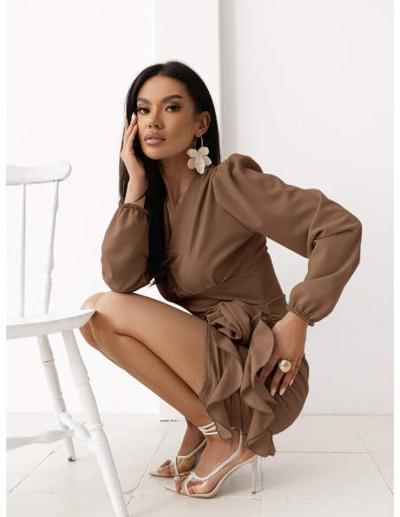 Marszczona sukienka z ozdobnym kwiatem HASJA - cappuccino