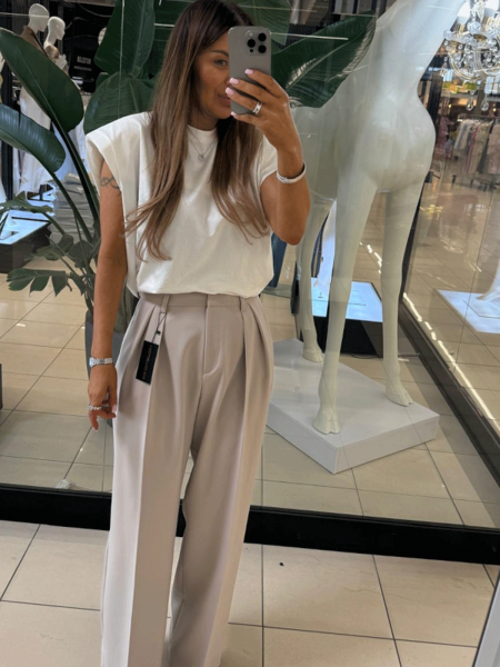 Bawełniany t-shirt  z poduszkami i zakładkami VESARIA - biała