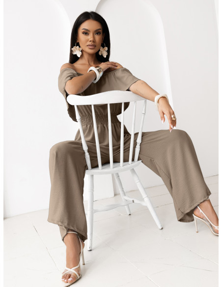 Kombinezon z odkrytymi ramionami BELVORIA - mocha mousse