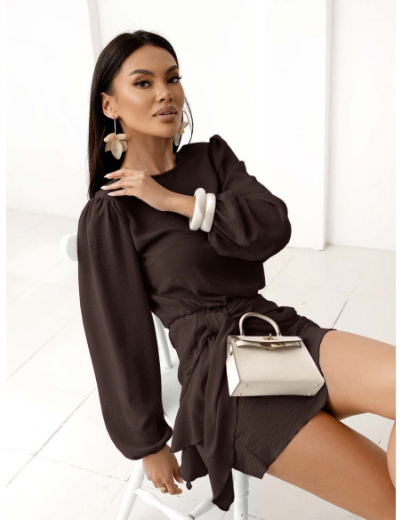 Elegancka sukienka z wiązaniem - DILLA - czekoladowa