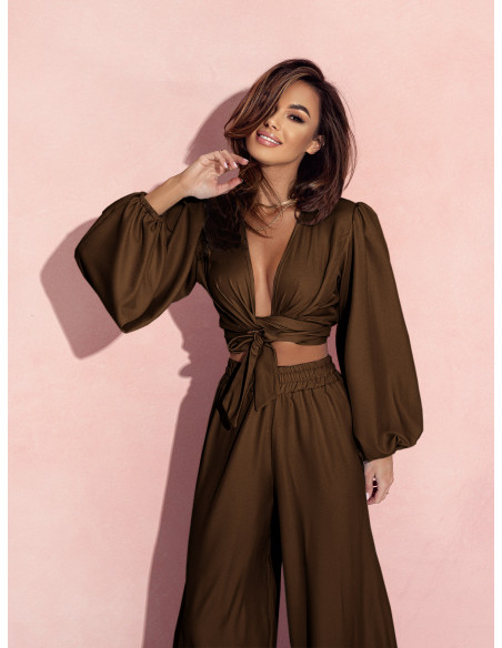 Elegancki komplet z wiązaną bluzką SHARPAY - czekoladowy