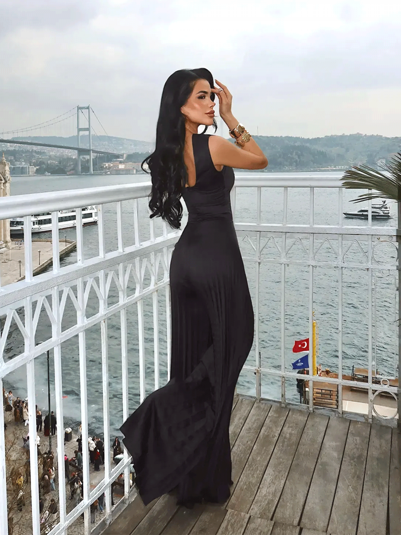 Elegancki kombinezon z plisowanymi...