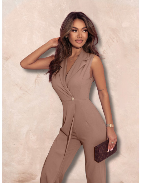 Elegancki kombinezon z ozdobnym guzikiem SERAFI - mocha mousse